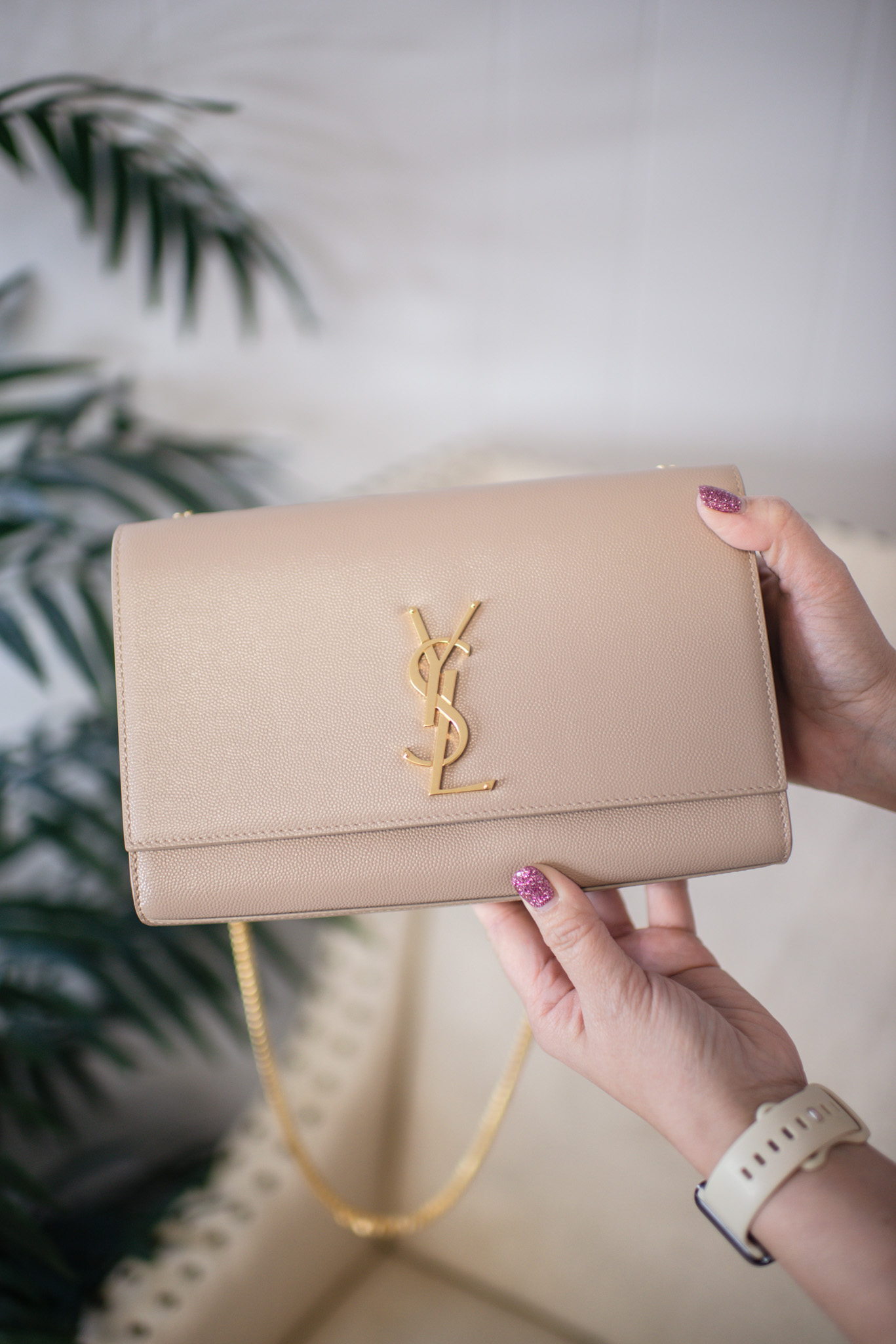 YSL KATE MEDIUM ONE YEAR REVIEW, What Fits and Mod Shots. Is this one worth  buying in 2023? 